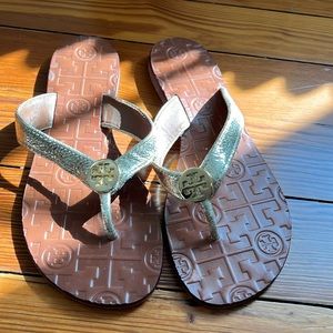 EUC Tory Burch Leather Gold Flip Flops size 6